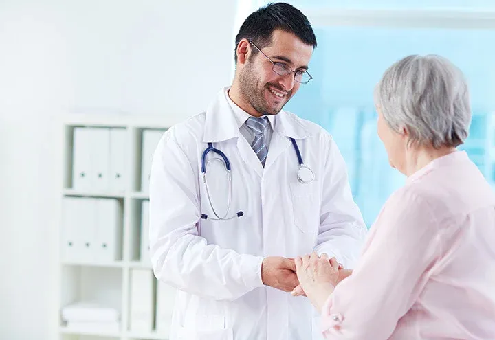 Médico acolhendo uma paciente — imagem ilustrativa
