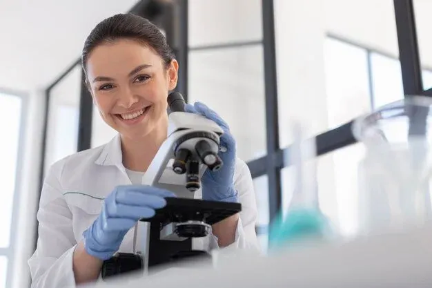 Profissional junto a um microscópio — imagem ilustrativa de análises clínicas