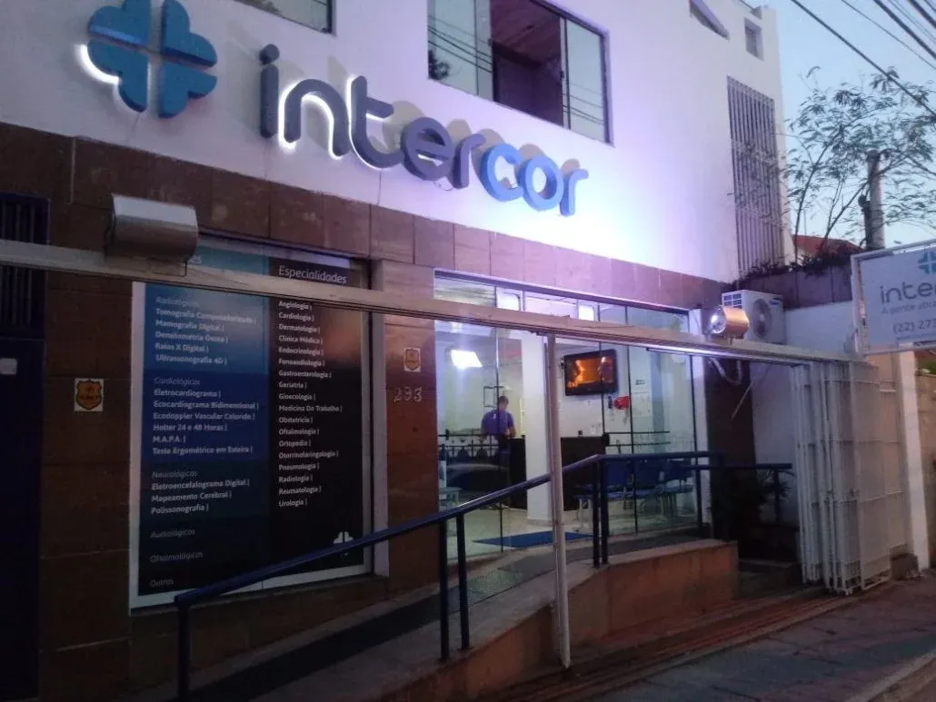 Fachada da unidade Intercor, com rampa de acesso e entrada da clínica